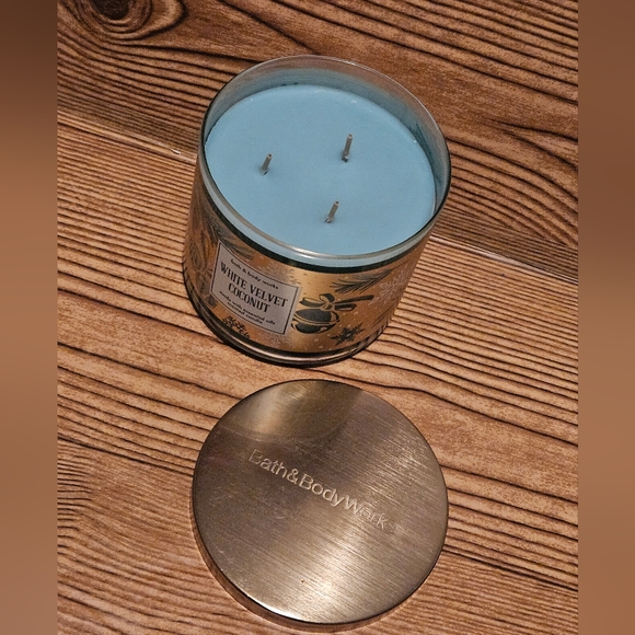 Bath & Body Works Candle White Velvet Coconut - Picture 3 of 4